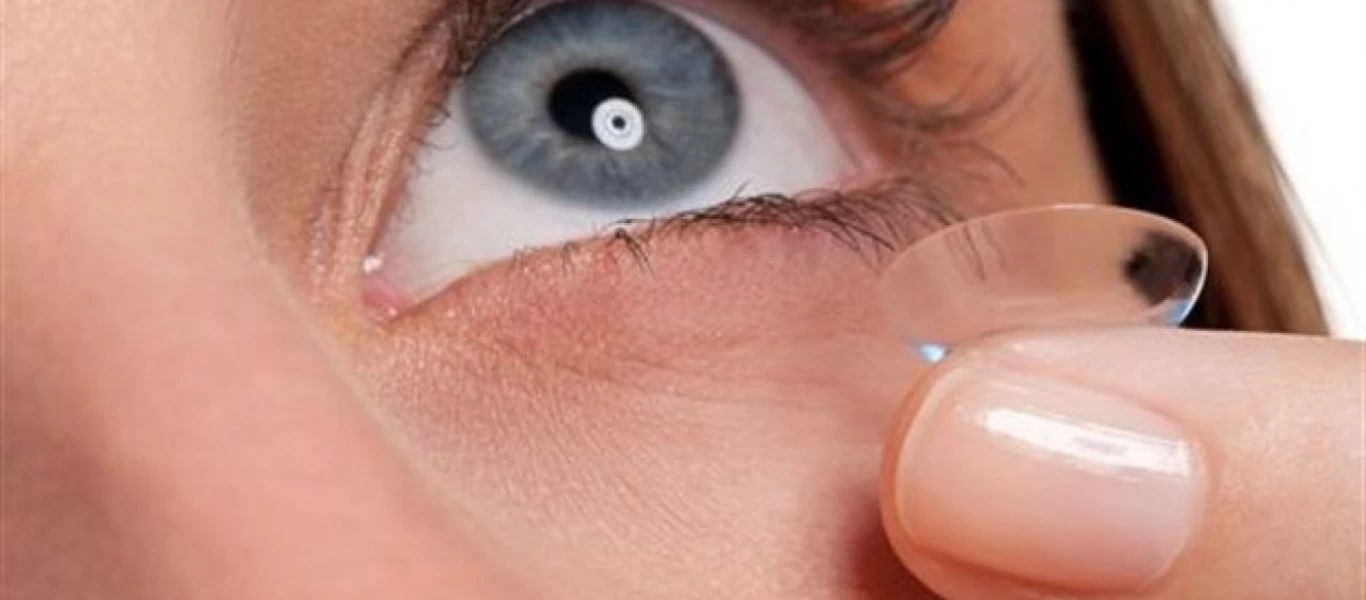 Ειδικοί εξηγούν τον λόγο που δεν πρέπει φοράμε φακούς επαφής εν μέσω κορωνοϊού